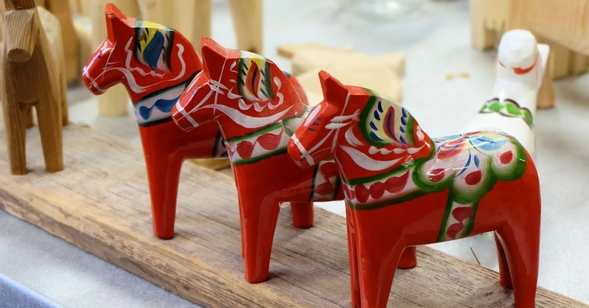 red dala horses